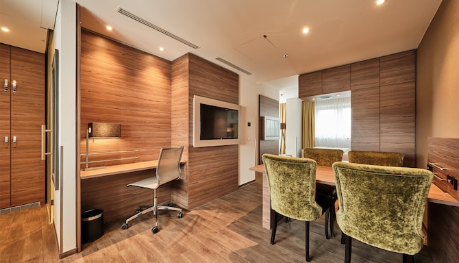 Radisson Blu Hotel, Bonn - Junior Suite City View Living Room