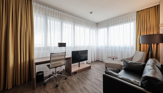 Radisson Blu Hotel, Bonn - Junior Suite River View Living Room