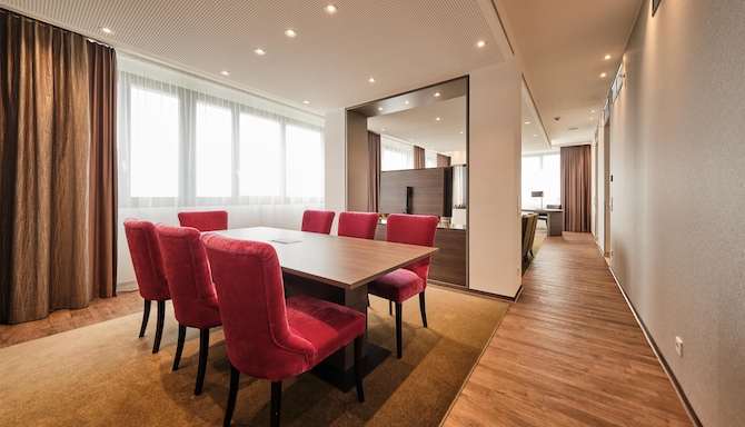 Radisson Blu Hotel, Bonn - Panorama Suite Living Room