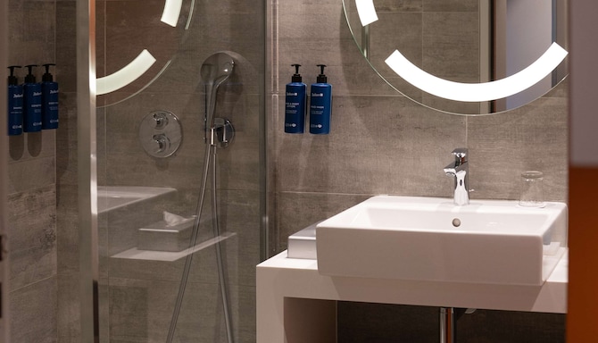 Radisson Blu Hotel, Bordeaux - Individual Room Bathroom