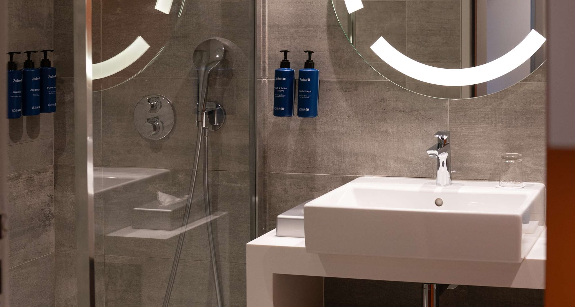 Radisson Blu Hotel, Bordeaux - Individual Room Bathroom