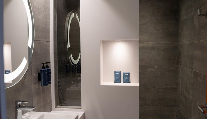 Radisson Blu Hotel, Bordeaux - Superior & Premium Bathroom
