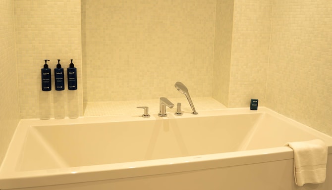 Radisson Blu Hotel, Bordeaux - Suite Bathroom