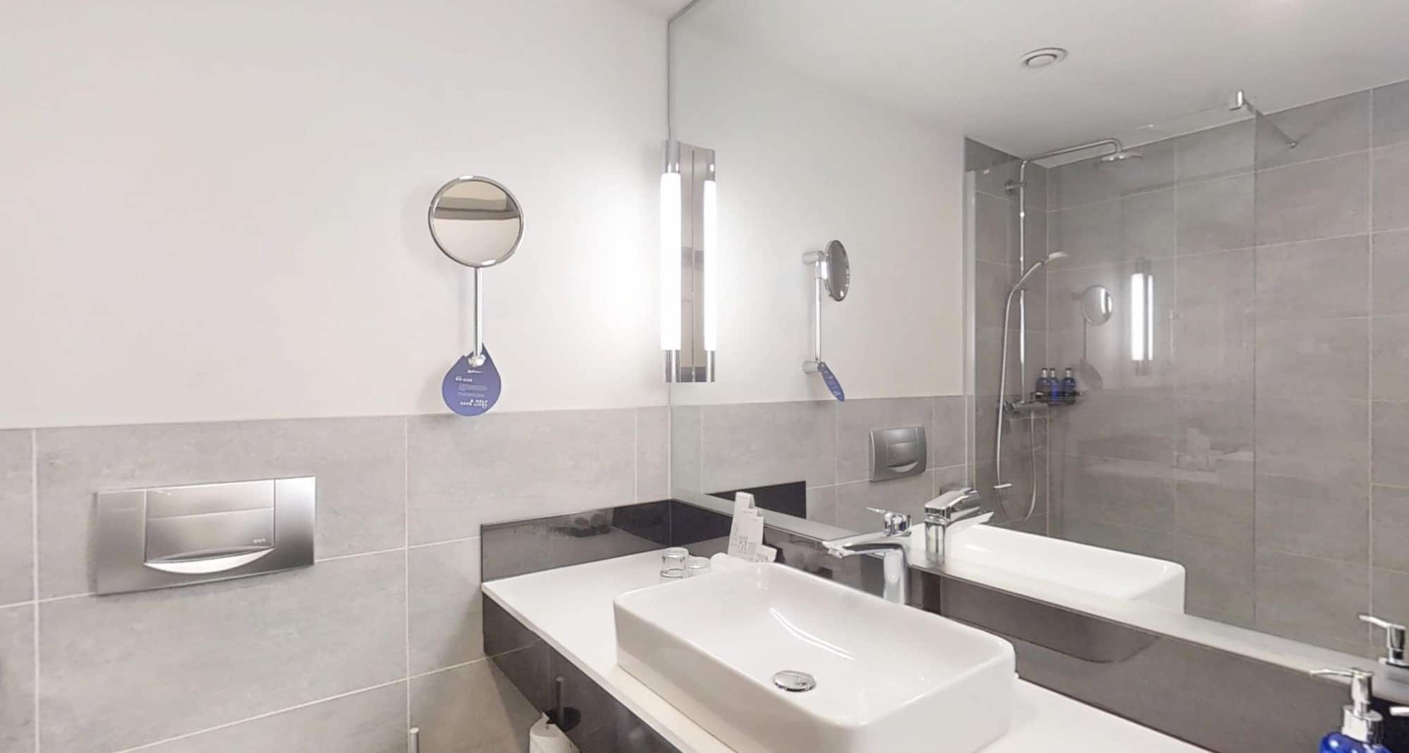 Radisson Blu Hotel, Bremen - Bathroom
