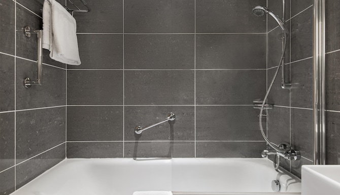 Radisson Blu Hotel, Bristol - Guest bathroom