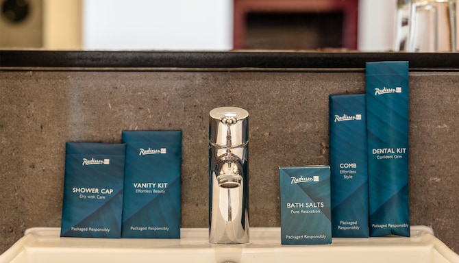 Radisson Blu Hotel, Bristol - Guest Room - Bath Amenities
