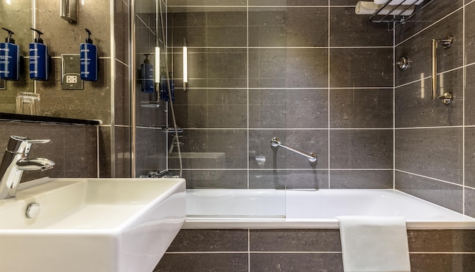 Radisson Blu Hotel, Bristol - Guest Room - Bath