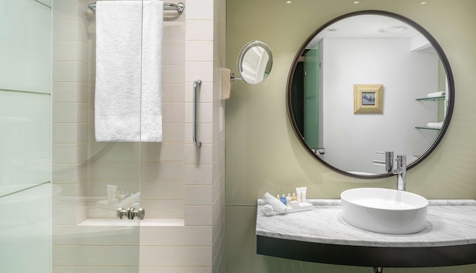 Radisson Blu Hotel, Bucharest - Standard Room & Superior Room bathroom