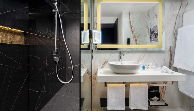 Radisson Blu Hotel, Bucharest - Premium Room bathroom