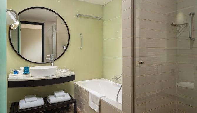 Radisson Blu Hotel, Bucharest - Executive Room Bathroom