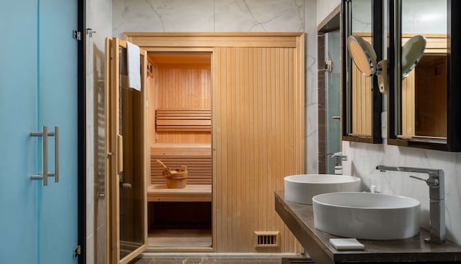 Radisson Blu Hotel, Bucharest - Royal Suite with Lounge Access Pool View