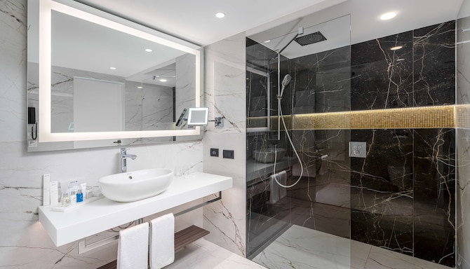 Radisson Blu Hotel, Bucharest - Executive Apartment bathroom