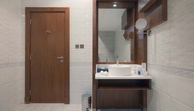 Radisson Blu Hotel, Buraidah - Standard Room bathroom