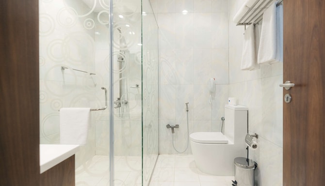 Radisson Blu Hotel, Buraidah - Two Bedroom Suite bathroom