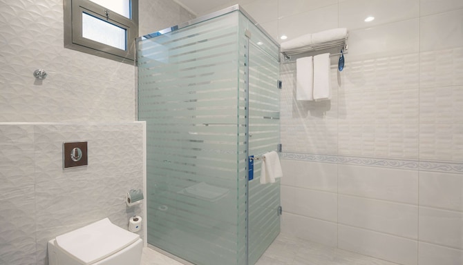 Radisson Blu Hotel, Buraidah - Junior Suite bathroom