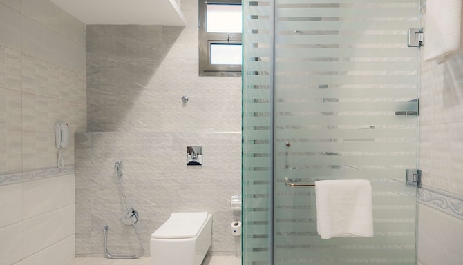 Radisson Blu Hotel, Buraidah - One Bedroom Suite bathroom