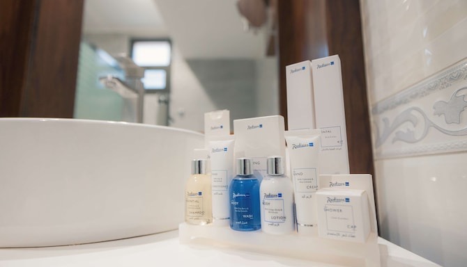 Radisson Blu Hotel, Buraidah - Two Bedroom Suite bathroom