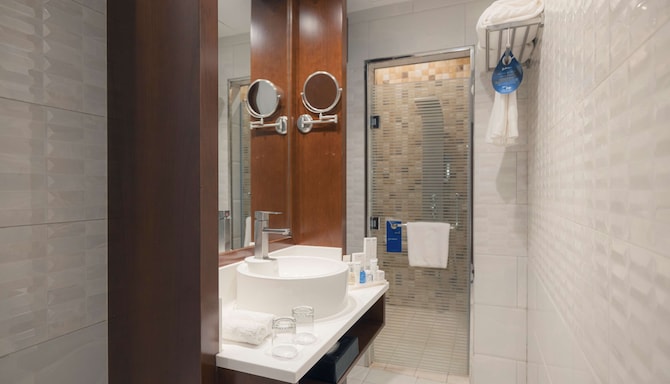 Radisson Blu Hotel, Buraidah - Two Bedroom Suite bathroom