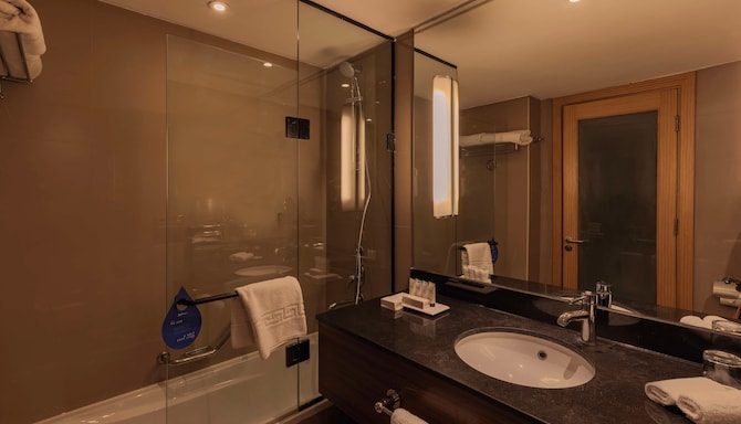 Radisson Blu Hotel, Cairo Heliopolis - Executive Room bathroom