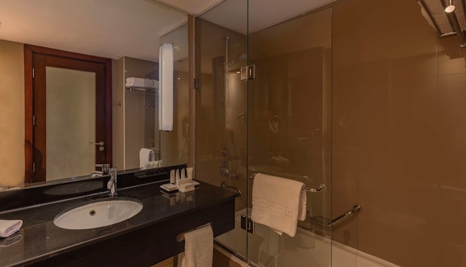 Radisson Blu Hotel, Cairo Heliopolis - Superior Room bathroom