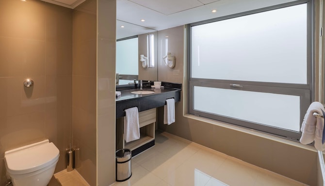 Radisson Blu Hotel, Cairo Heliopolis - Junior Suite bathroom