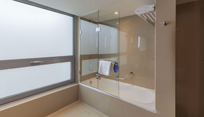Radisson Blu Hotel, Cairo Heliopolis - Junior Suite bathroom