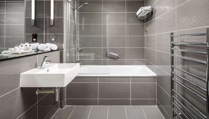 Radisson Blu Hotel, Cardiff - Bathroom