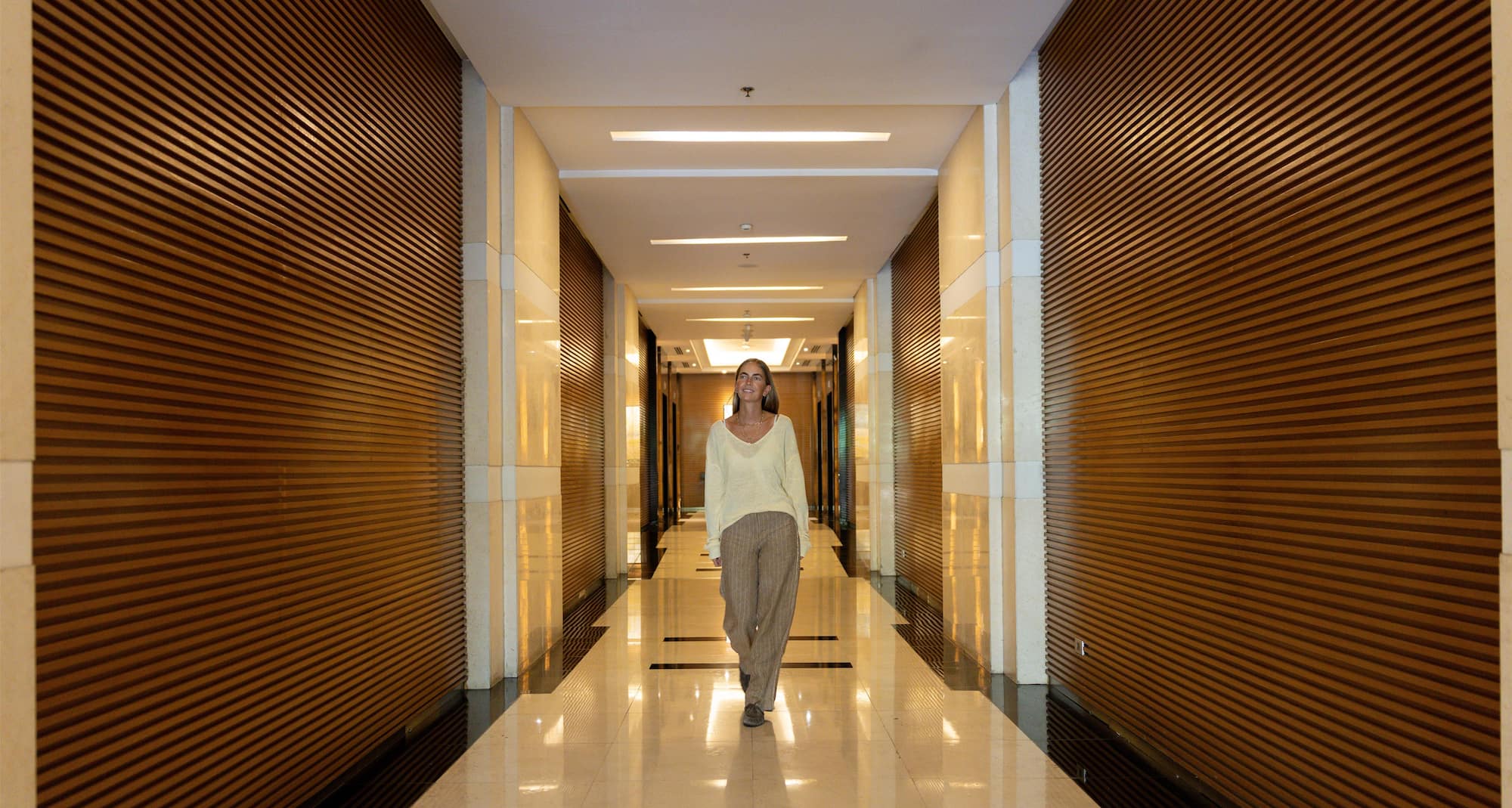 Radisson Blu Hotel, Cebu - Guest room corridor