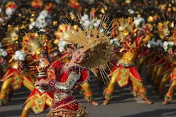 Radisson Blu Hotel, Cebu - Sinulog Street Parade Robo Formacion