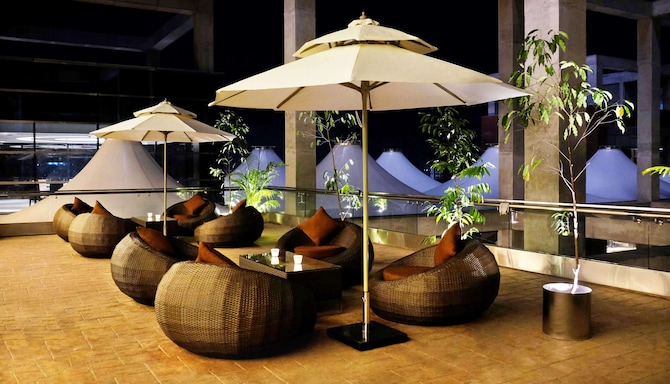 Radisson Blu Hotel, Chattogram Bay View - Bar Lounge