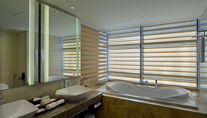 Radisson Blu Hotel, Chattogram Bay View - Presidential Suite