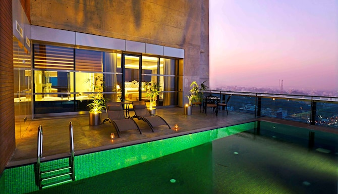 Radisson Blu Hotel, Chattogram Bay View - Presidential Suite Private Pool