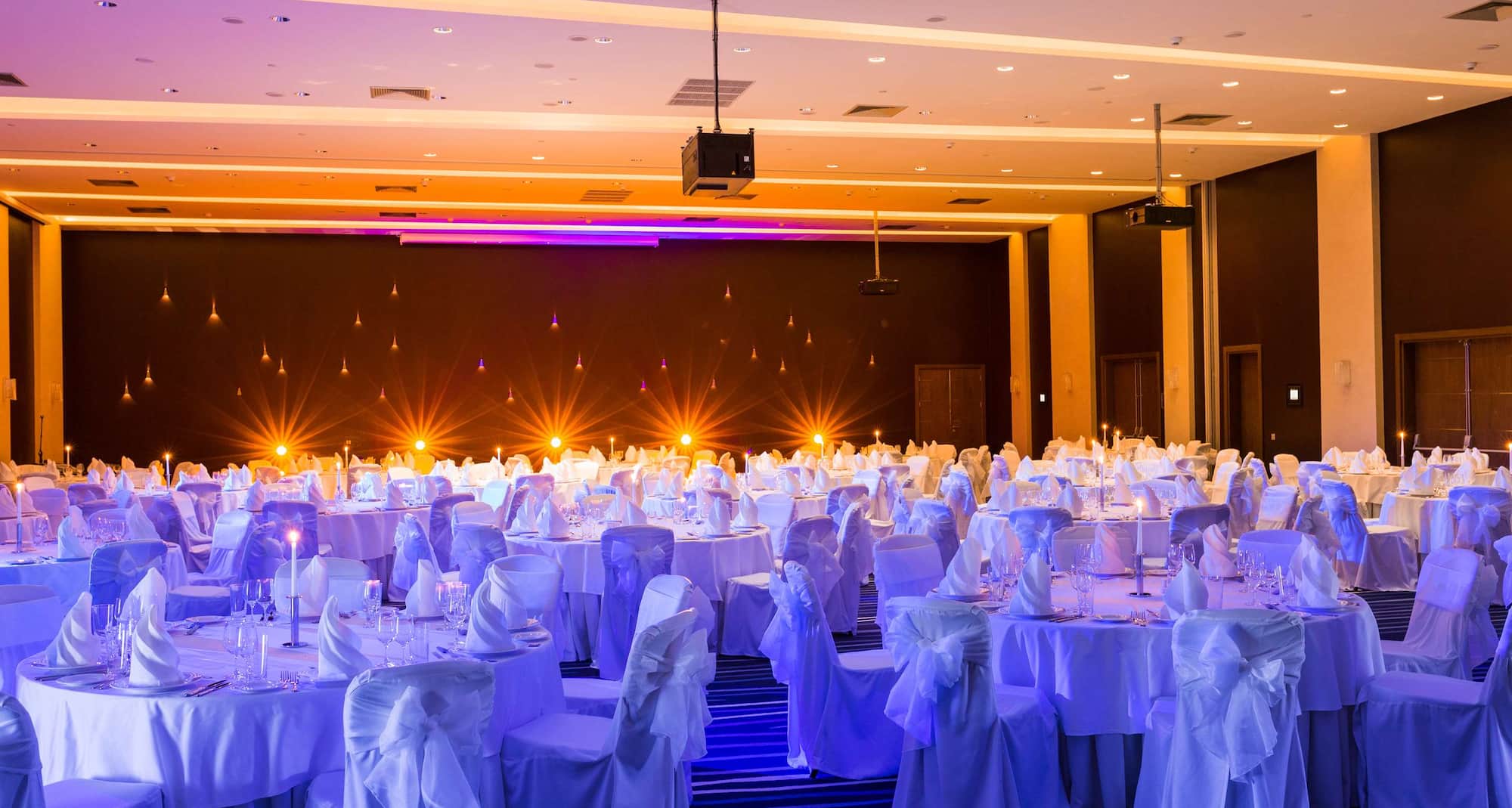 Radisson Blu Hotel, Chelyabinsk - свадебная рассадка в банкетном зале