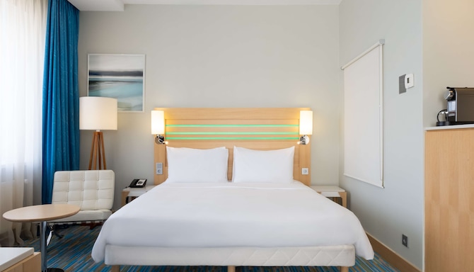 Radisson Blu Hotel, Chelyabinsk - Номер с большой кроватью и кофемашиной