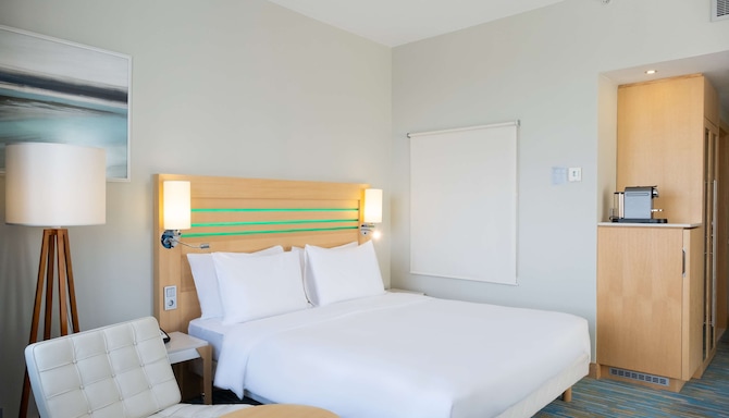 Radisson Blu Hotel, Chelyabinsk - Номер с большой кроватью и кофемашиной