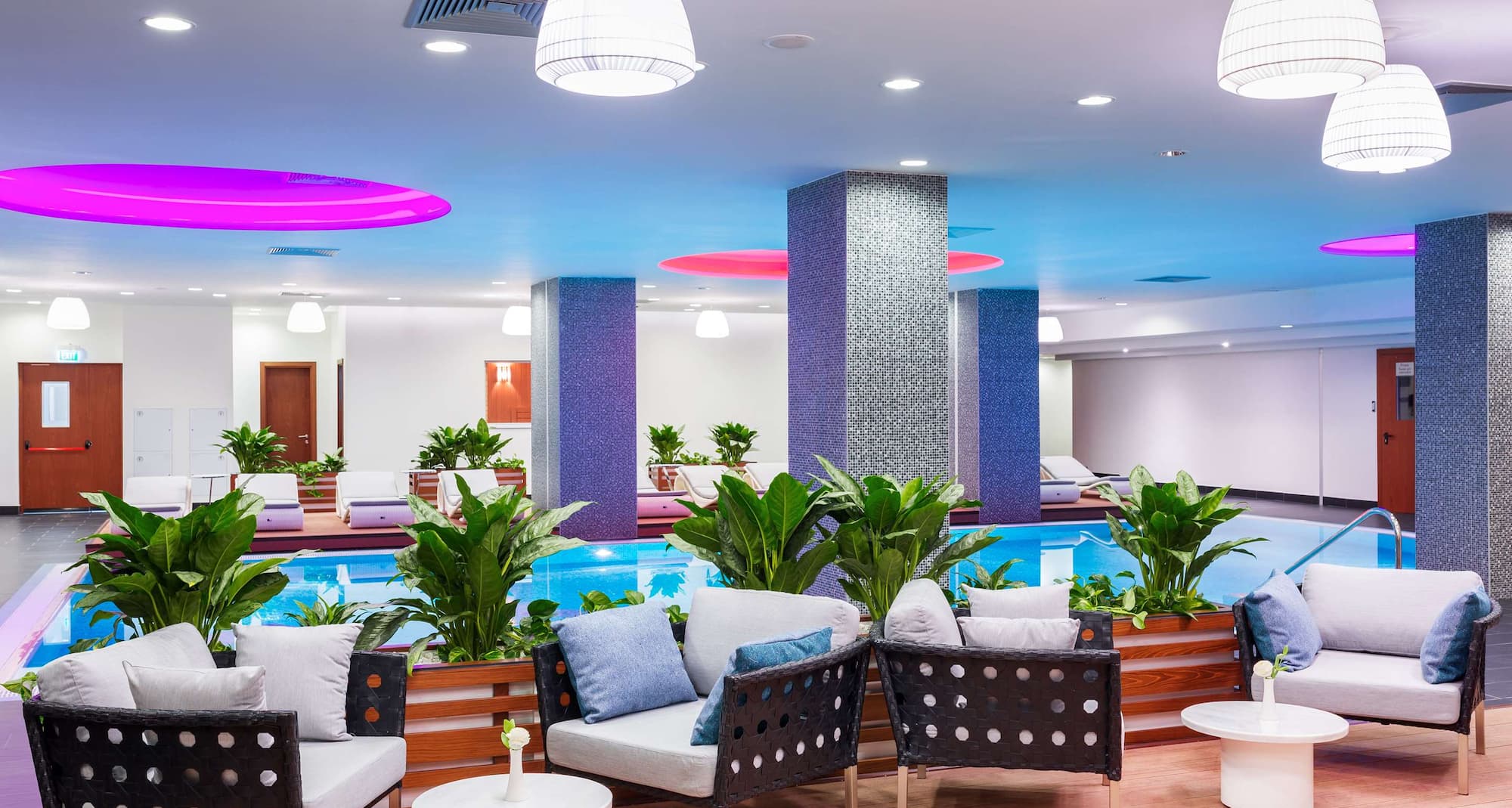 Radisson Blu Hotel, Chelyabinsk - лаундж в крытом бассейне спа-салона