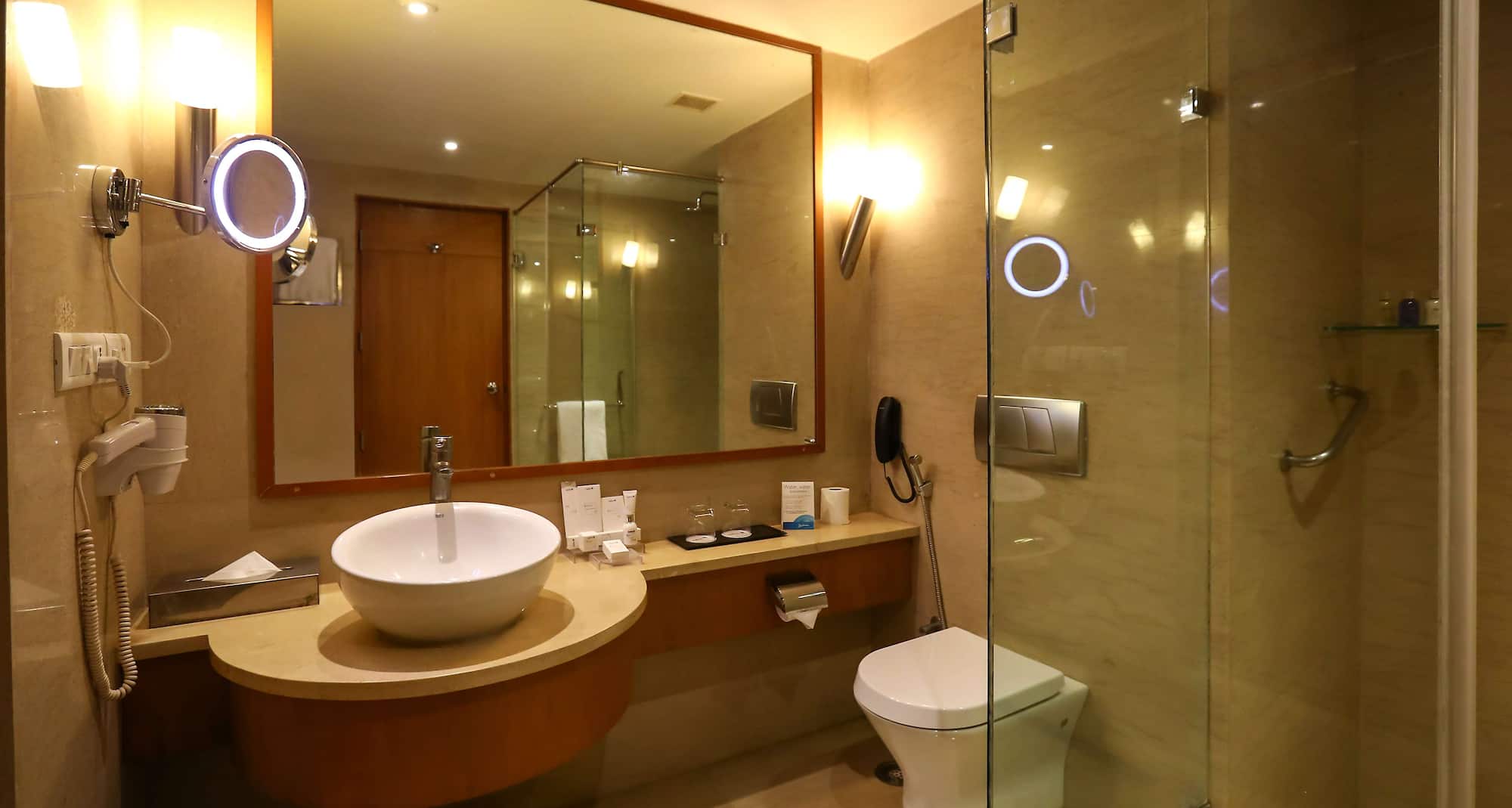 Radisson Blu Hotel Chennai City Centre - Bathroom