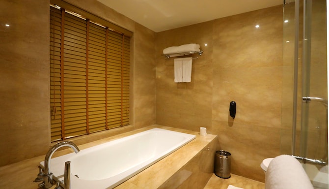 Radisson Blu Hotel Chennai City Centre - Bathroom