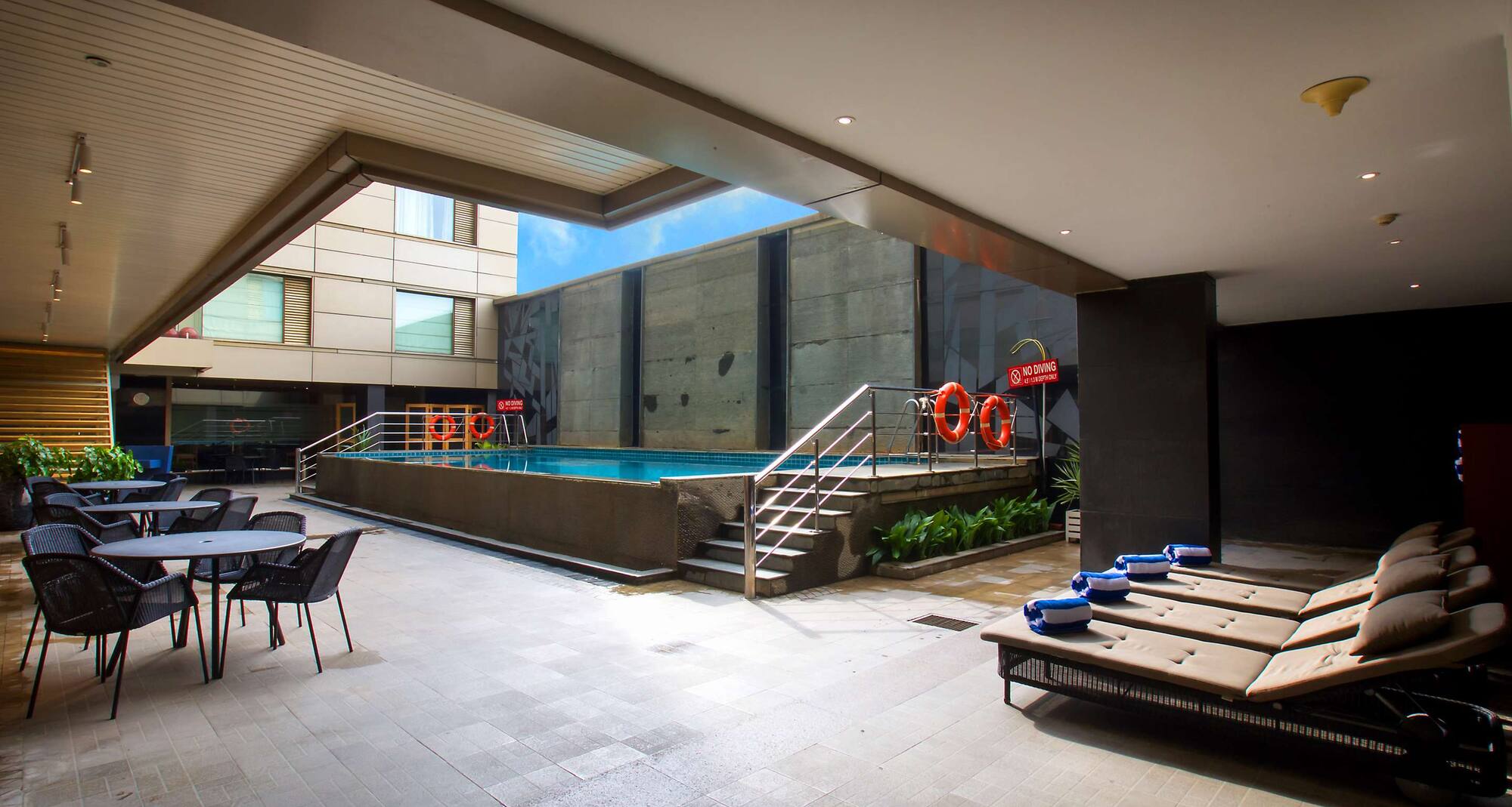 Radisson Blu Hotel Chennai City Centre - Pool