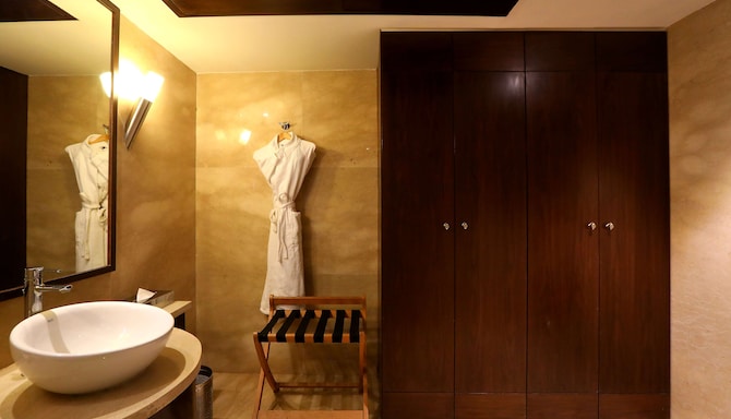Radisson Blu Hotel Chennai City Centre - Bathroom