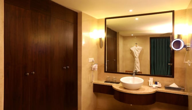 Radisson Blu Hotel Chennai City Centre - Bathroom