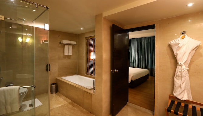 Radisson Blu Hotel Chennai City Centre - Bathroom