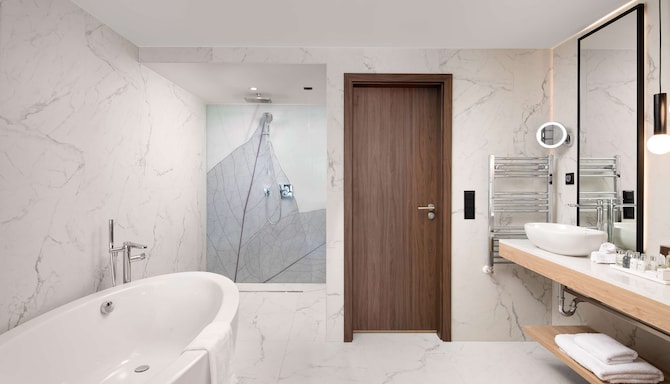 Radisson Blu Hotel, Cluj - Winners Suite bathroom
