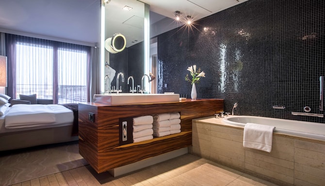 Radisson Blu Hotel, Cologne - Presidential Suite bathroom