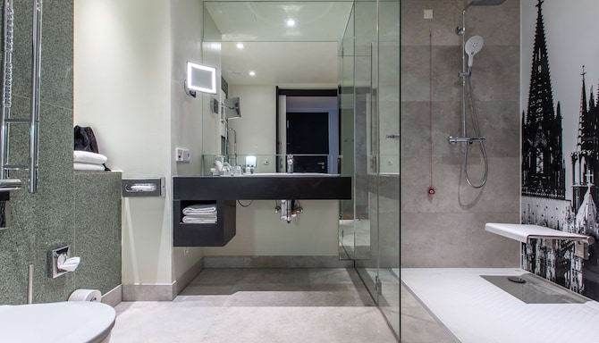 Radisson Blu Hotel, Cologne - Accessible bathroom