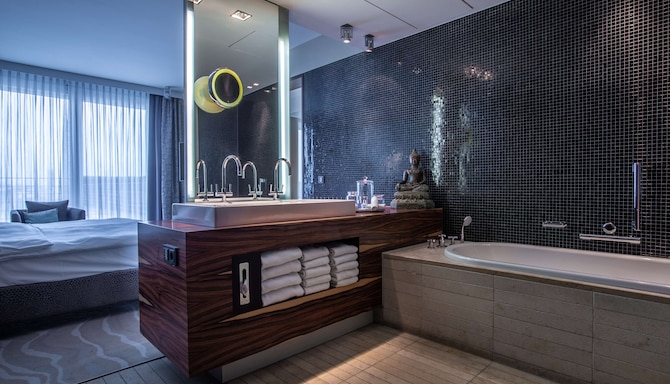 Radisson Blu Hotel, Cologne - Presidential Suite bathroom