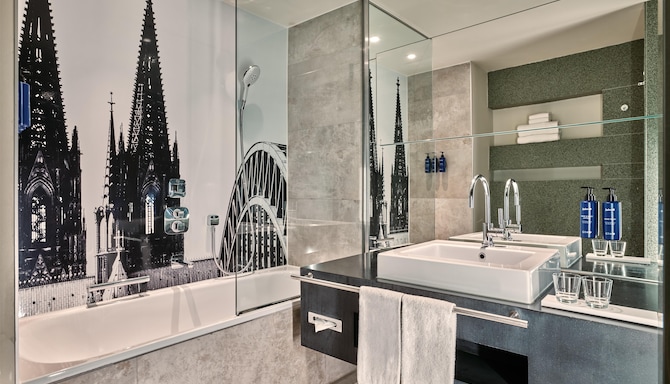 Radisson Blu Hotel, Cologne - Bad im Gästezimmer