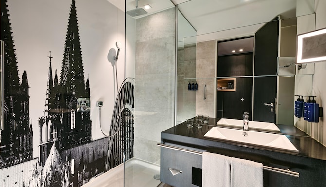 Radisson Blu Hotel, Cologne - Bad im Gästezimmer