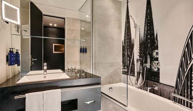 Radisson Blu Hotel, Cologne - Bad im Gästezimmer