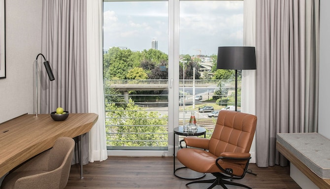 Radisson Blu Hotel Cologne – Standard Zimmer – Blick auf die Straße
